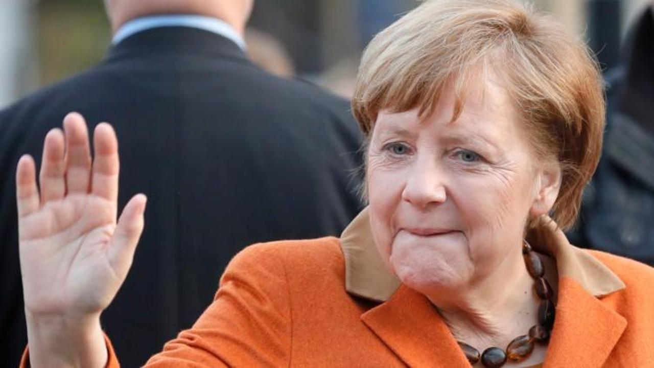 Merkel ezdi geçti! Kalesini yıktı