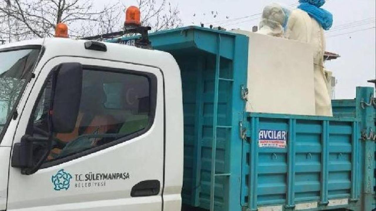 CHP'li belediye Atatürk heykeline çöp poşeti taktı
