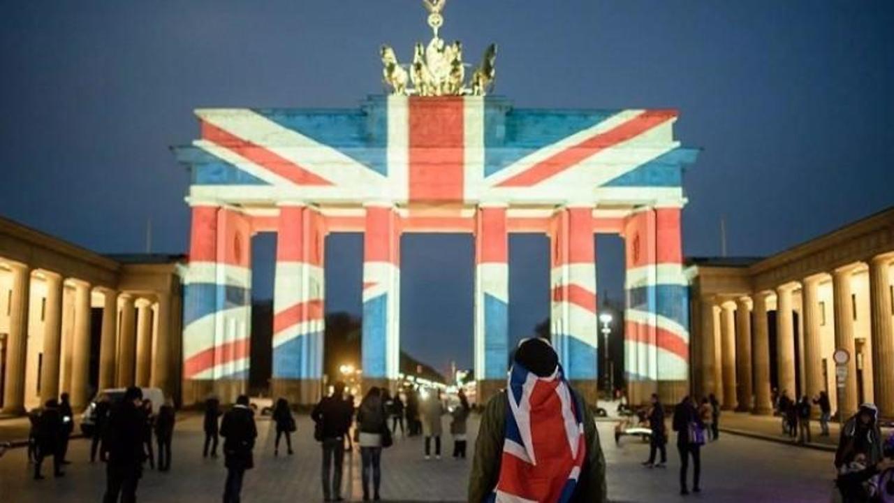 Brandenburg Kapısı İngiltere renklerine büründü