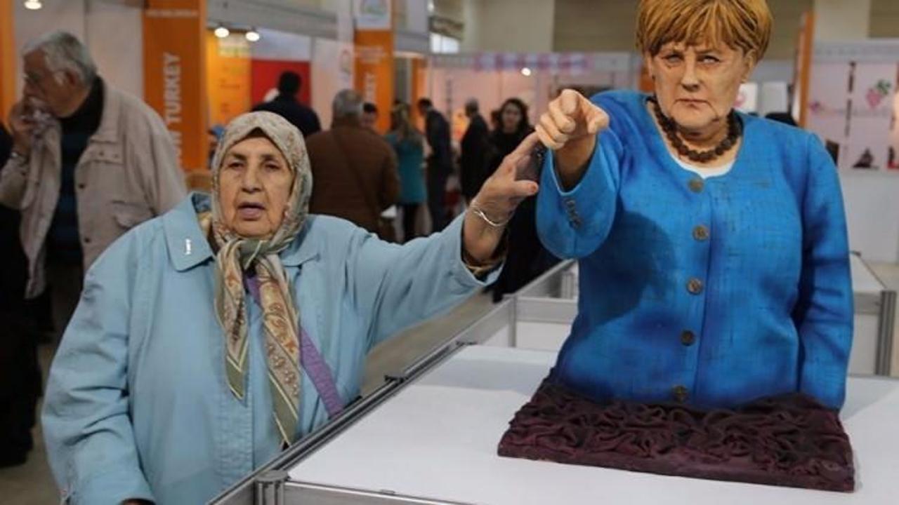 İstanbul'da Trump ve Merkel heykeli