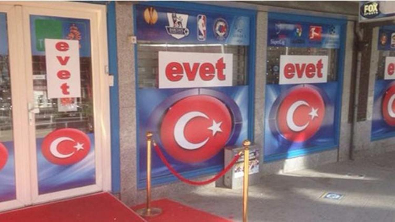 Hollanda'da dükkanlara Türk bayrakları asıldı