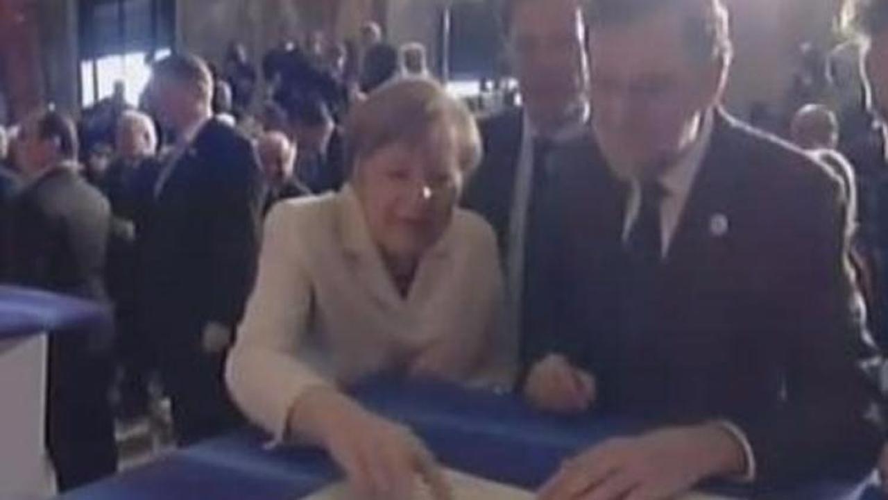 Merkel'i gülmekten öldüren imza!