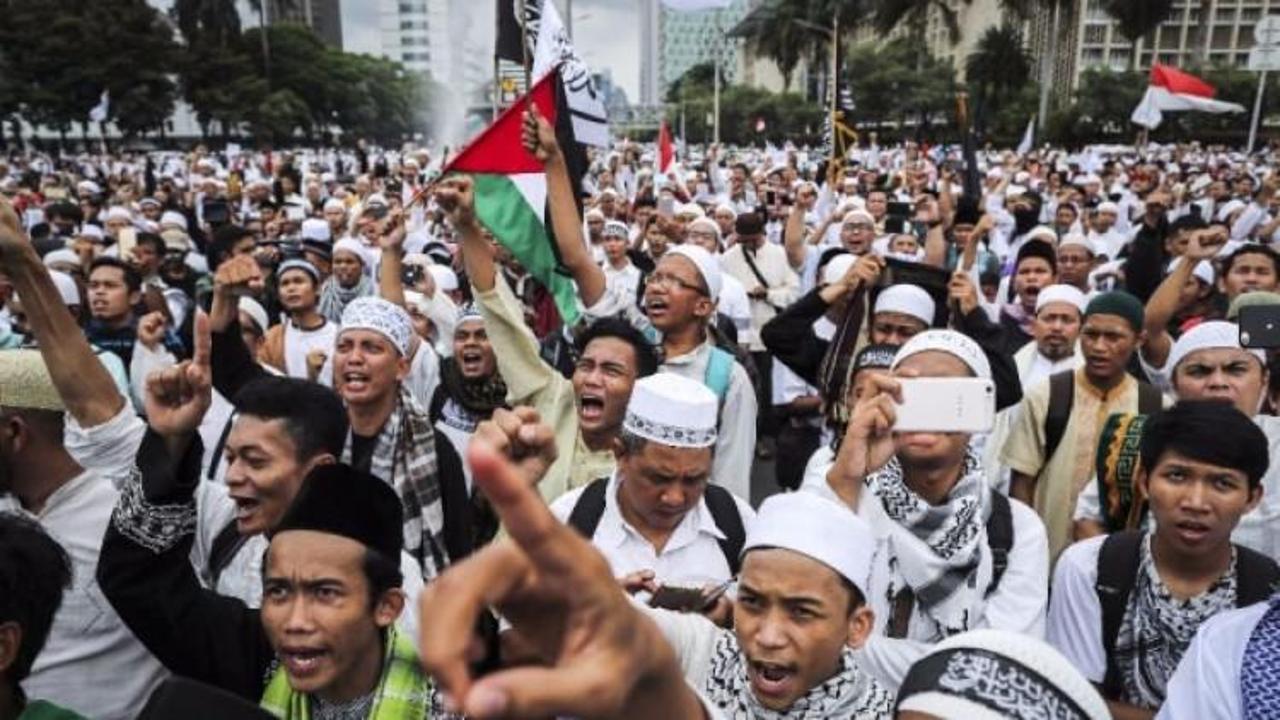Endonezya'da Kur'an'a hakaret eden valiye protesto