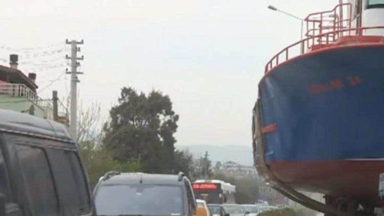 Böylesi görülmedi! İzmir'de gemi karayoluna oturdu