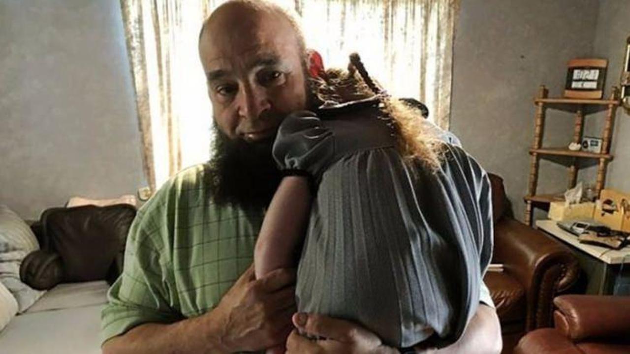 &Ouml;l&uuml;mle boğuşan &ccedil;ocukları evlat ediniyor