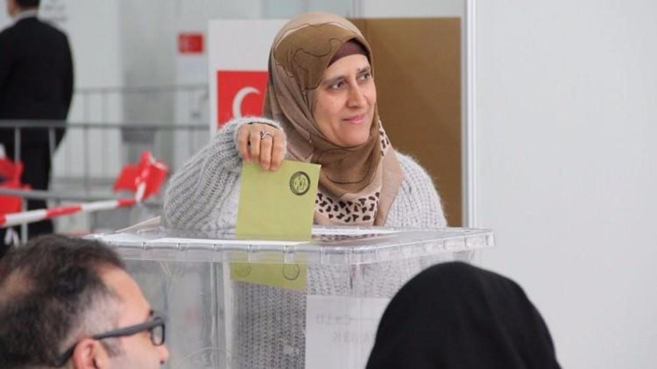 Hollanda'da Türk seçmenler sandık başında