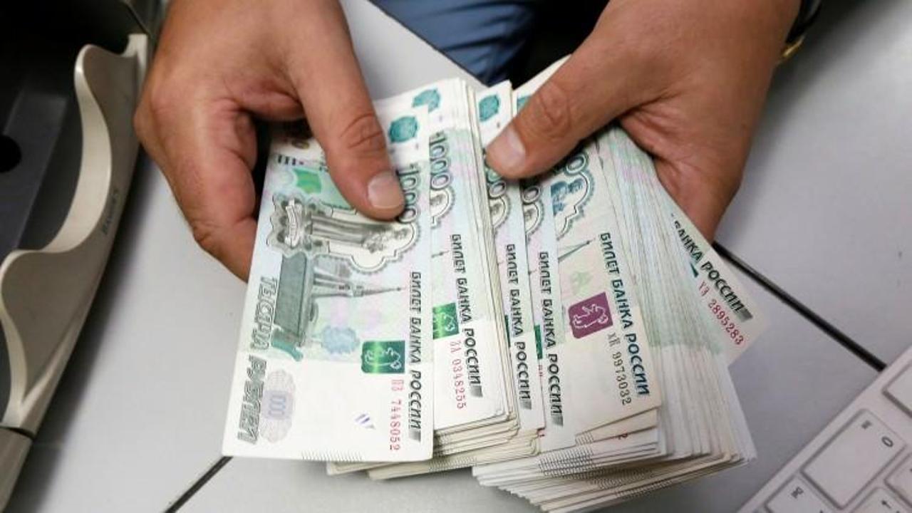 Rus rublesi 3 ayın dibinde