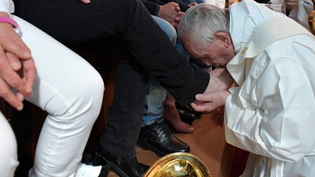 Papa cezaevine gitti, ayak öptü!