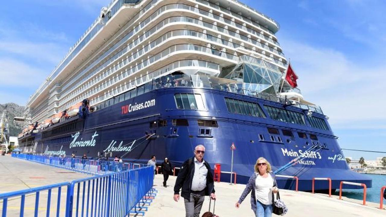Antalya'ya sezonun ilk kruvaziyeri geldi
