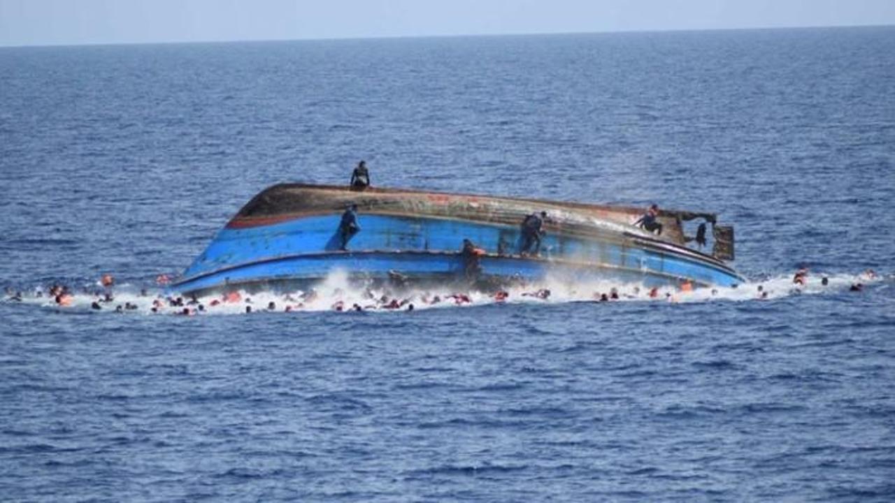 Libya açıklarında mülteci teknesi battı!