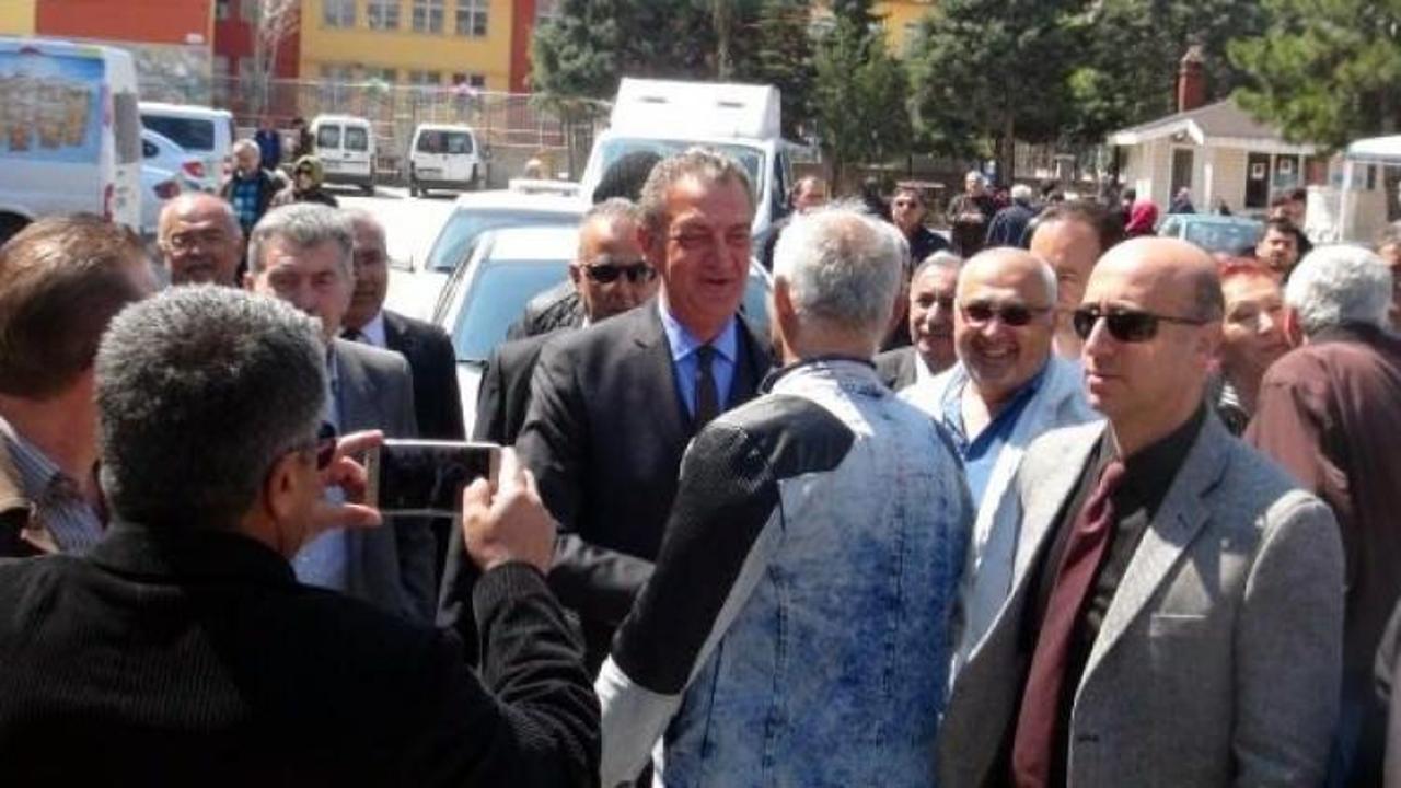 Oy kullanmaya korumaları ile gitti!