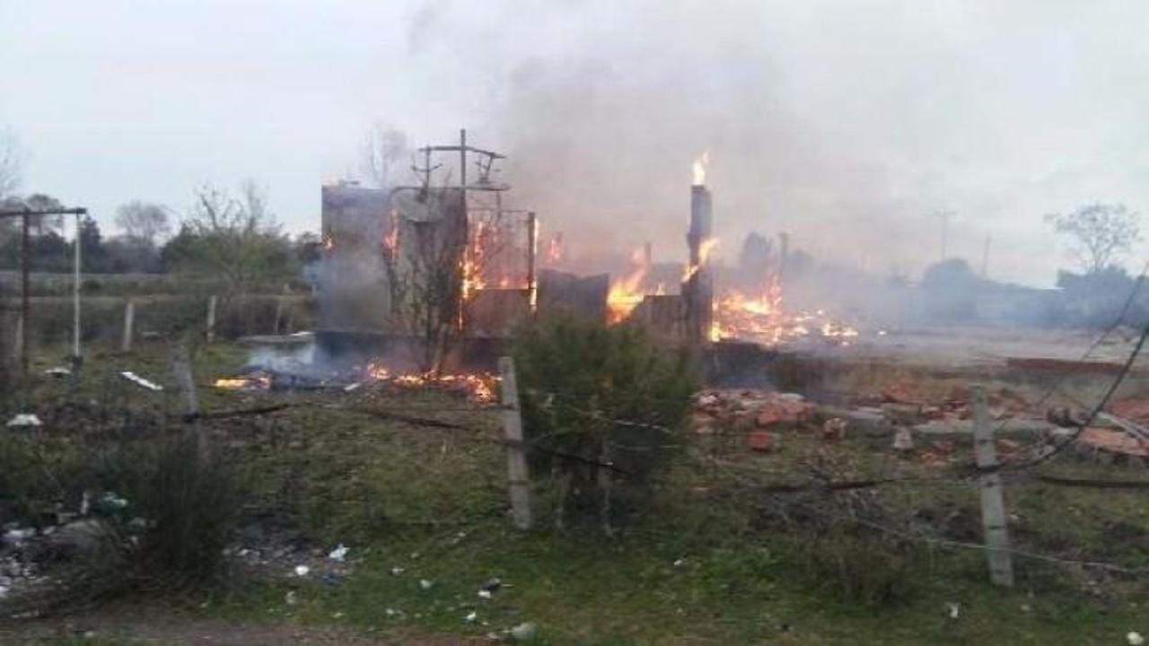 Samsun'da prefabrik ev yandı