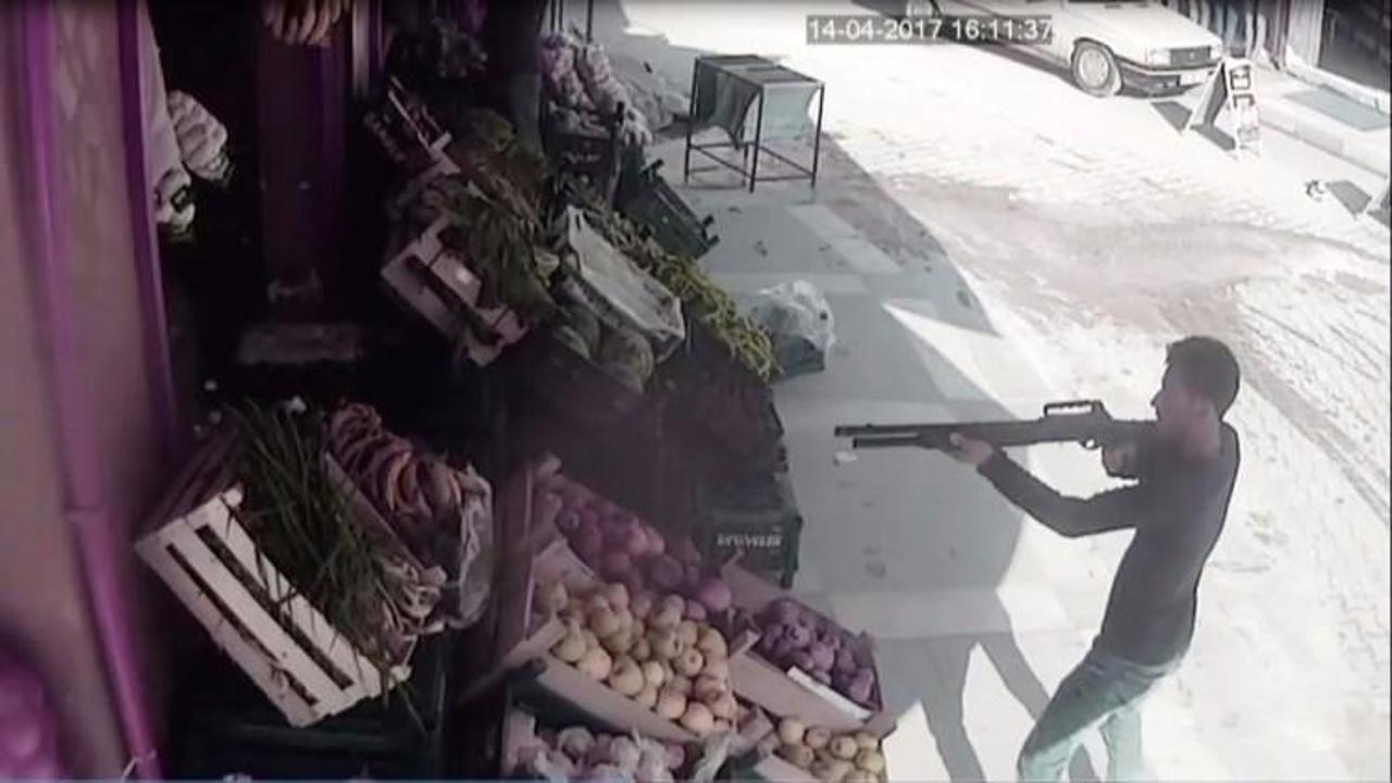 T&uuml;fekli saldırıya domatesle karşılık verdi