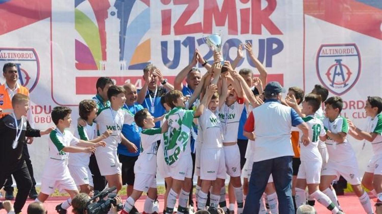 U12 İzmir Cup'ta şampiyon Bursaspor oldu