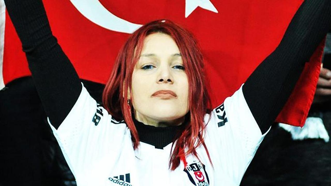 Herkes onu konuştu! Kim bu kızıl kadın?