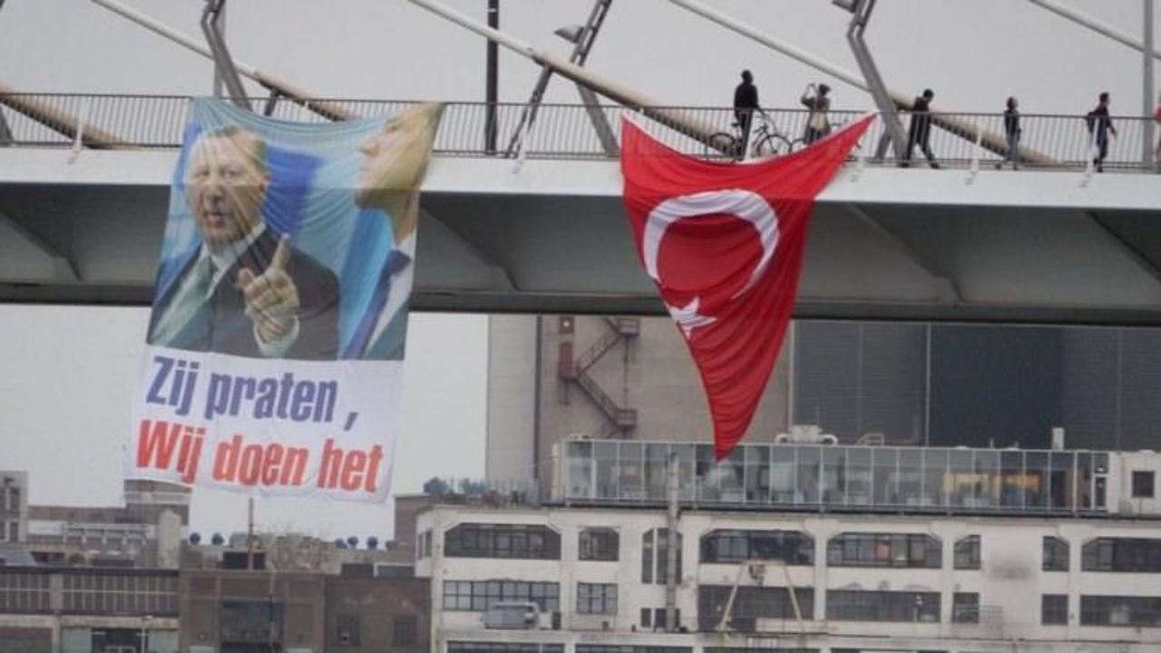 Hollanda'da Erdoğan'ın resmi asıldı