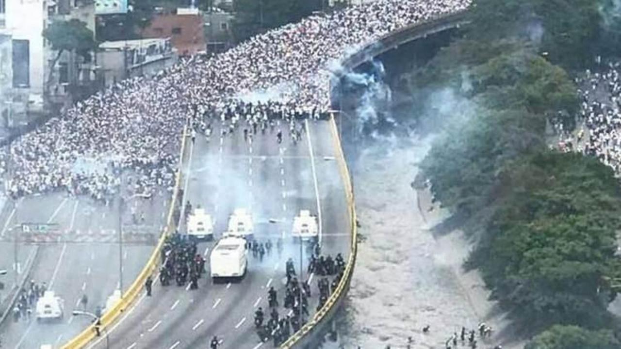 Maduro karşıtı g&ouml;steriler ikinci g&uuml;n&uuml;nde!