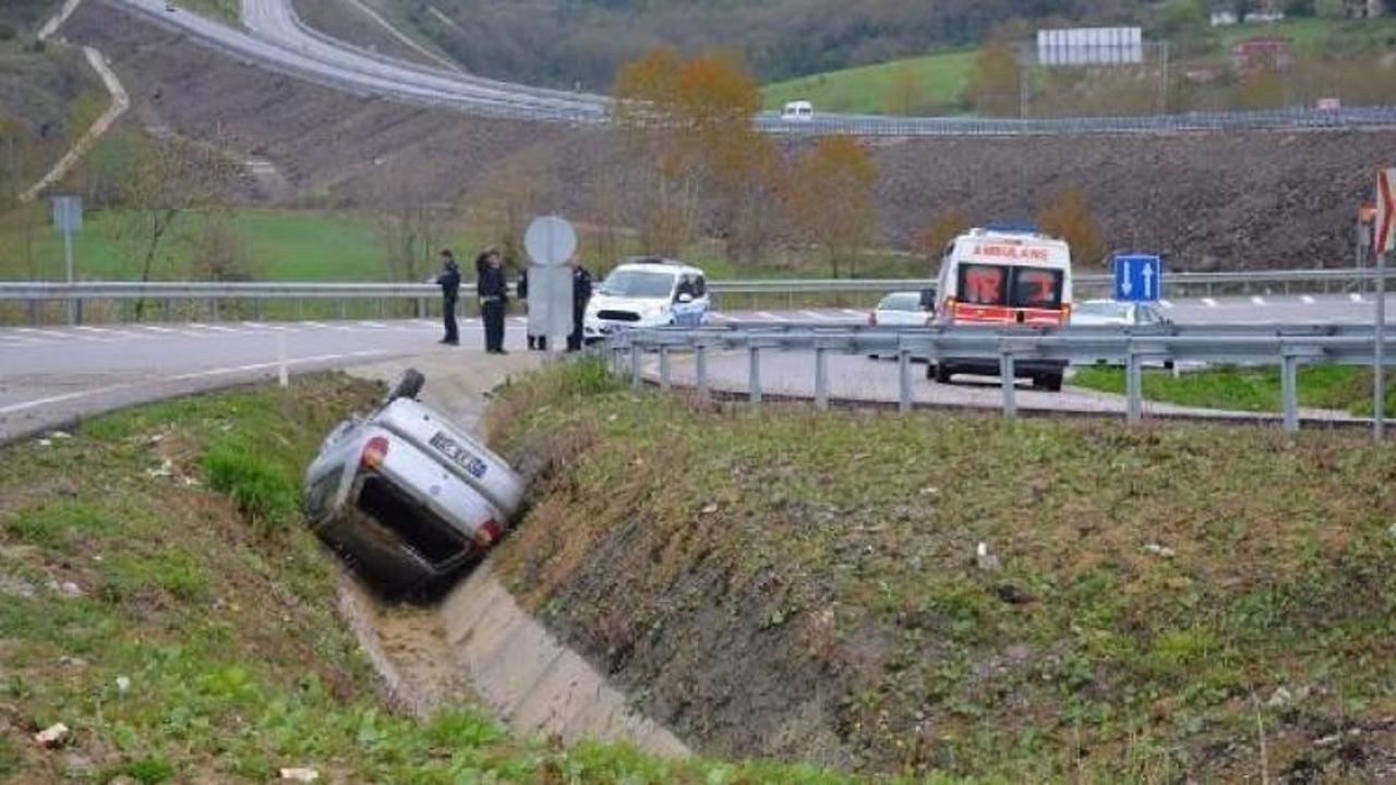 Sinop'ta otomobil şarampole devrildi: 3 yaralı