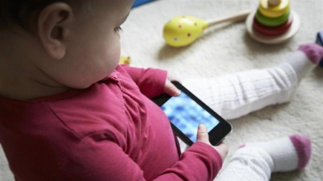 Telefonla oynayan bebekler daha az uyuyor