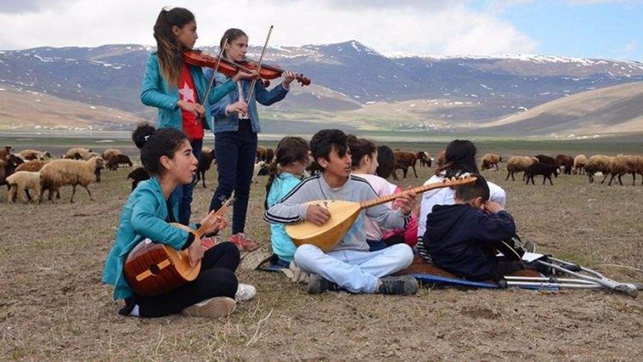 Köy çocuklarının orkestrasına büyük davet!