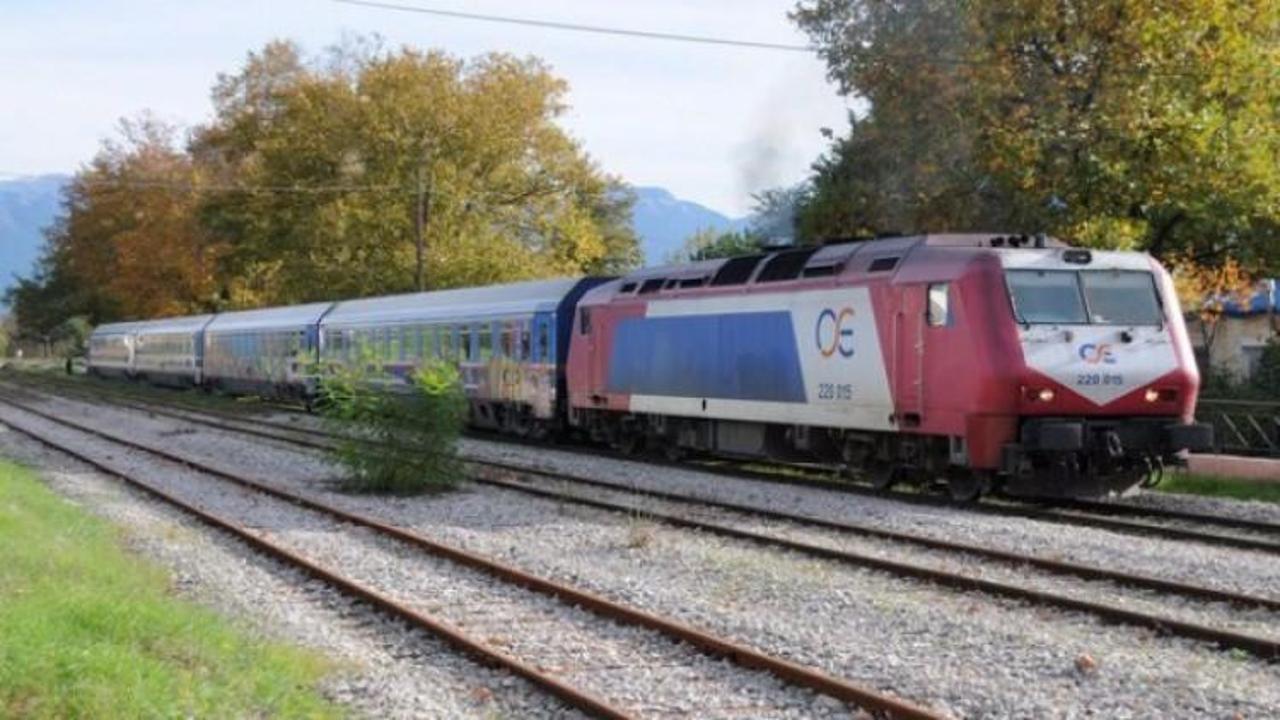 Yunanistan'da yolcu treni Türk plakalı tıra çarptı