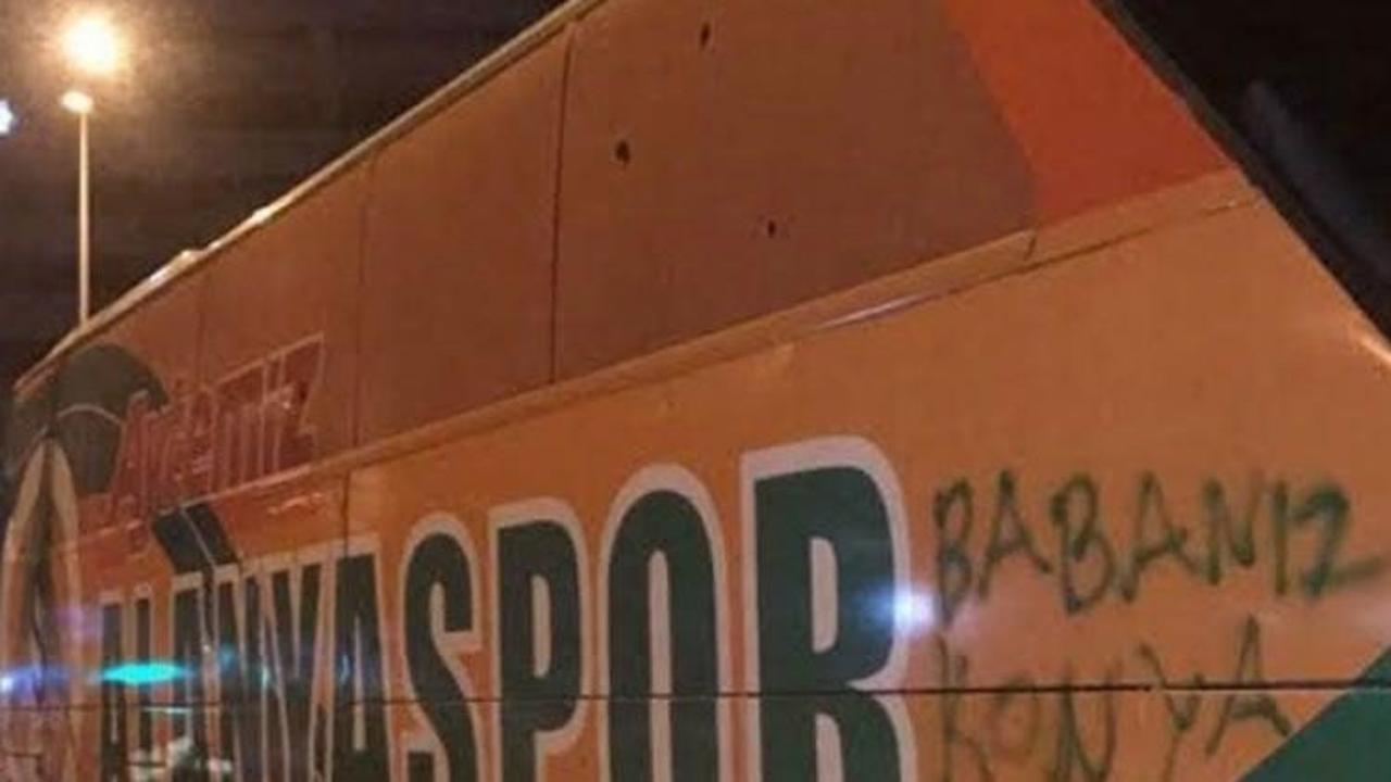 Alanyaspor otobüsüne taşlı saldırı!