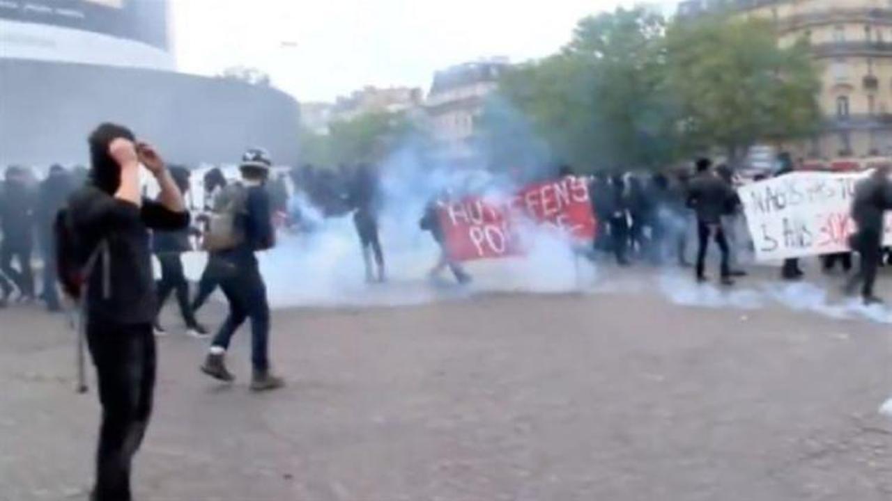 Fransızlar yine sokağa d&ouml;k&uuml;ld&uuml;! 