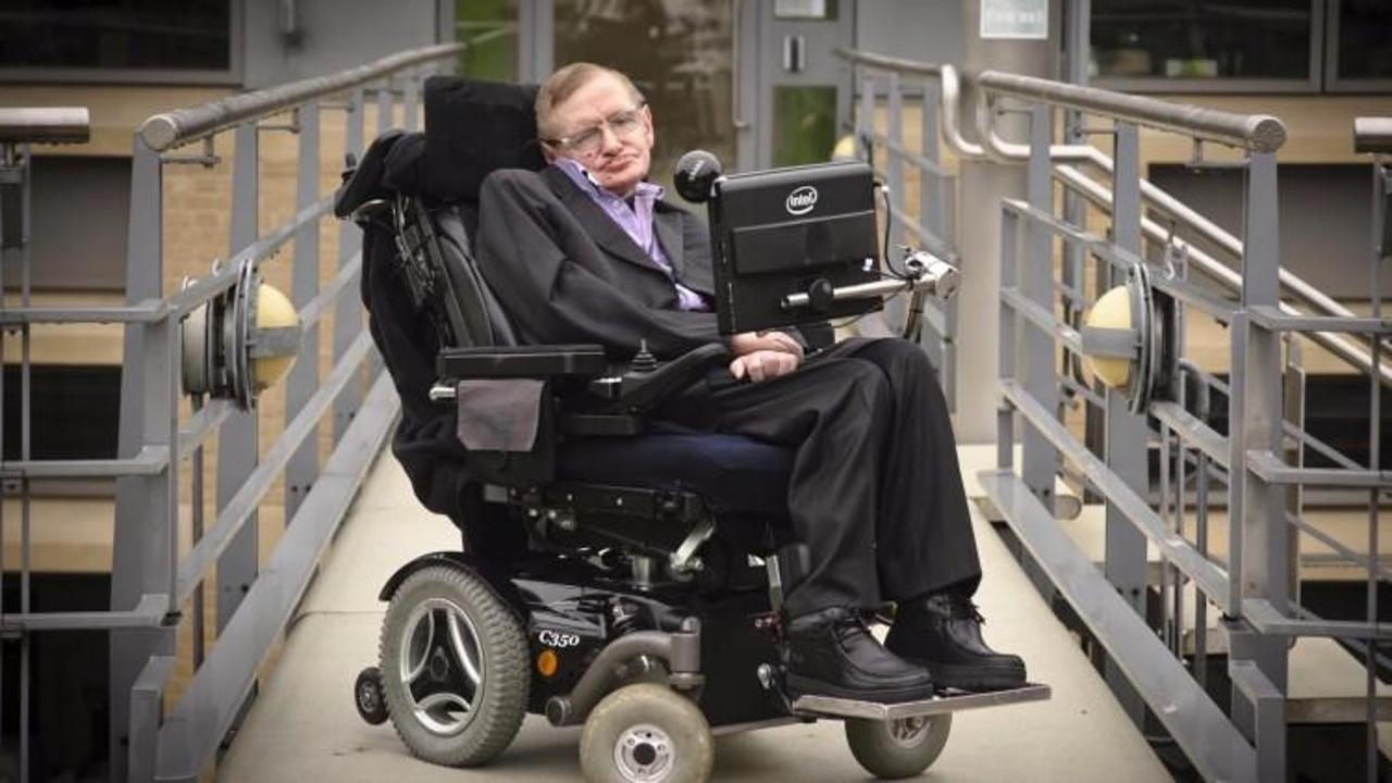 Hawking: Dünyayı 100 yıl içerisinde terk etmeliyiz