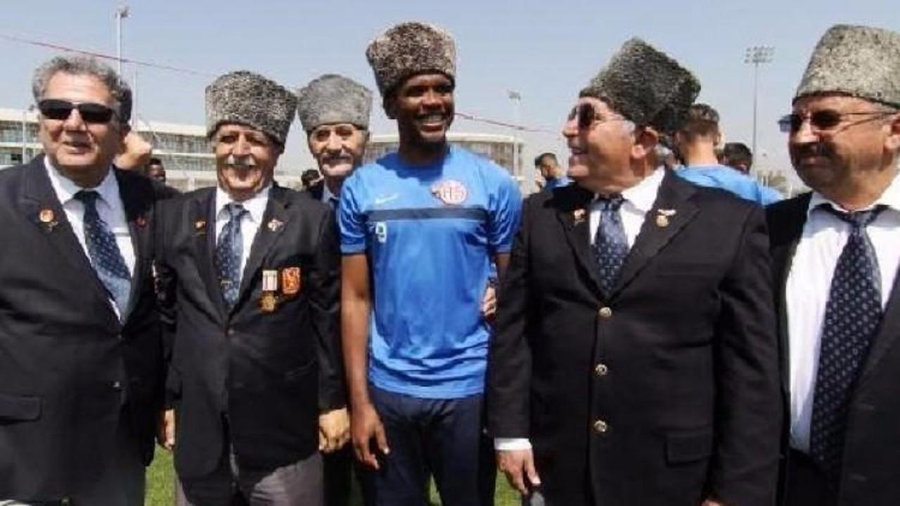Samuel Eto'o kalpak taktı ve poz verdi!