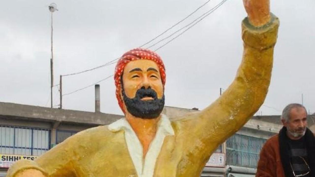 PKK'lılar Şivan Perver'in heykelini kırdı