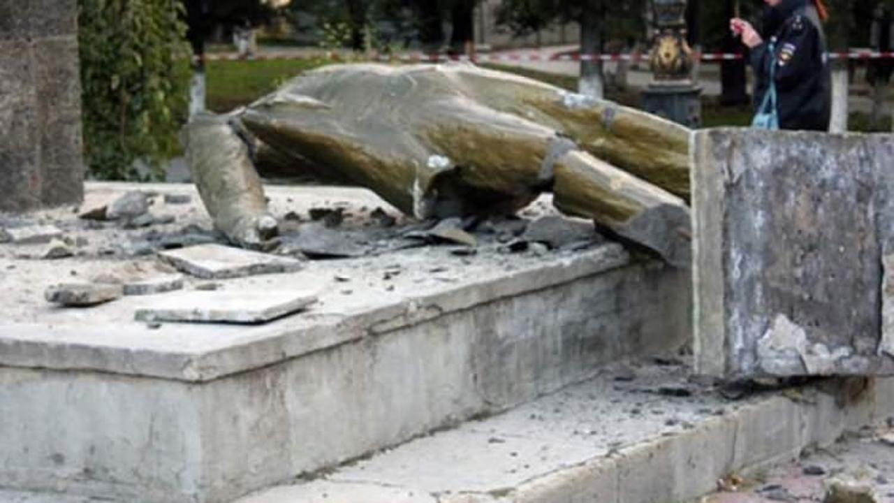 Kiev'de anıtları teker teker yıkılıyor!