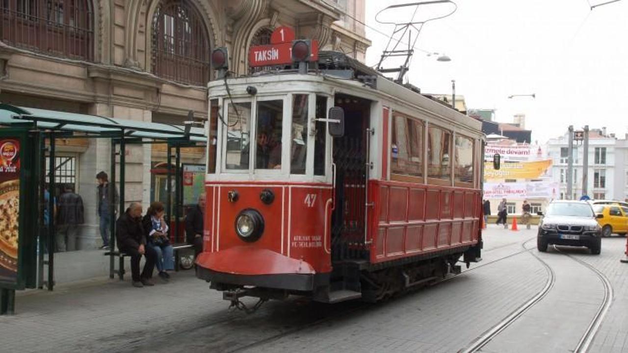 Taksim-Tünel tramvayı için kauçuk raylar döşeniyor