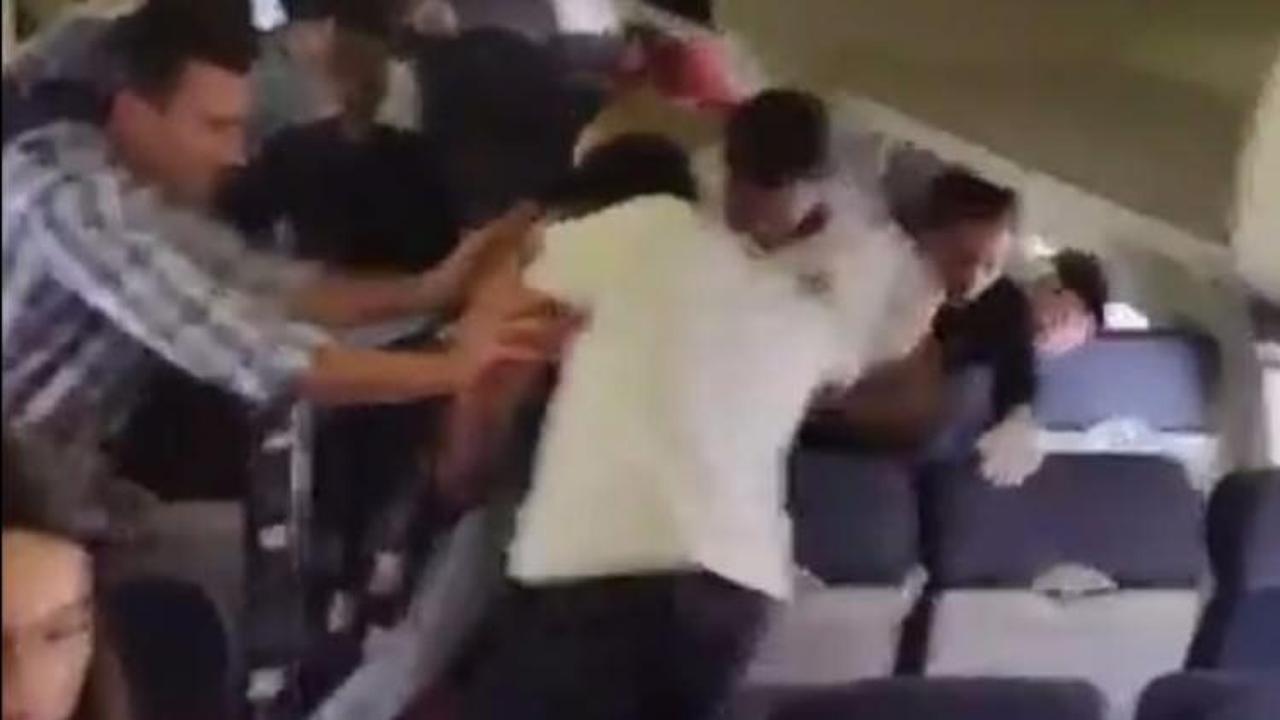 Uçakta yumruk yumruğa kavga ettiler!