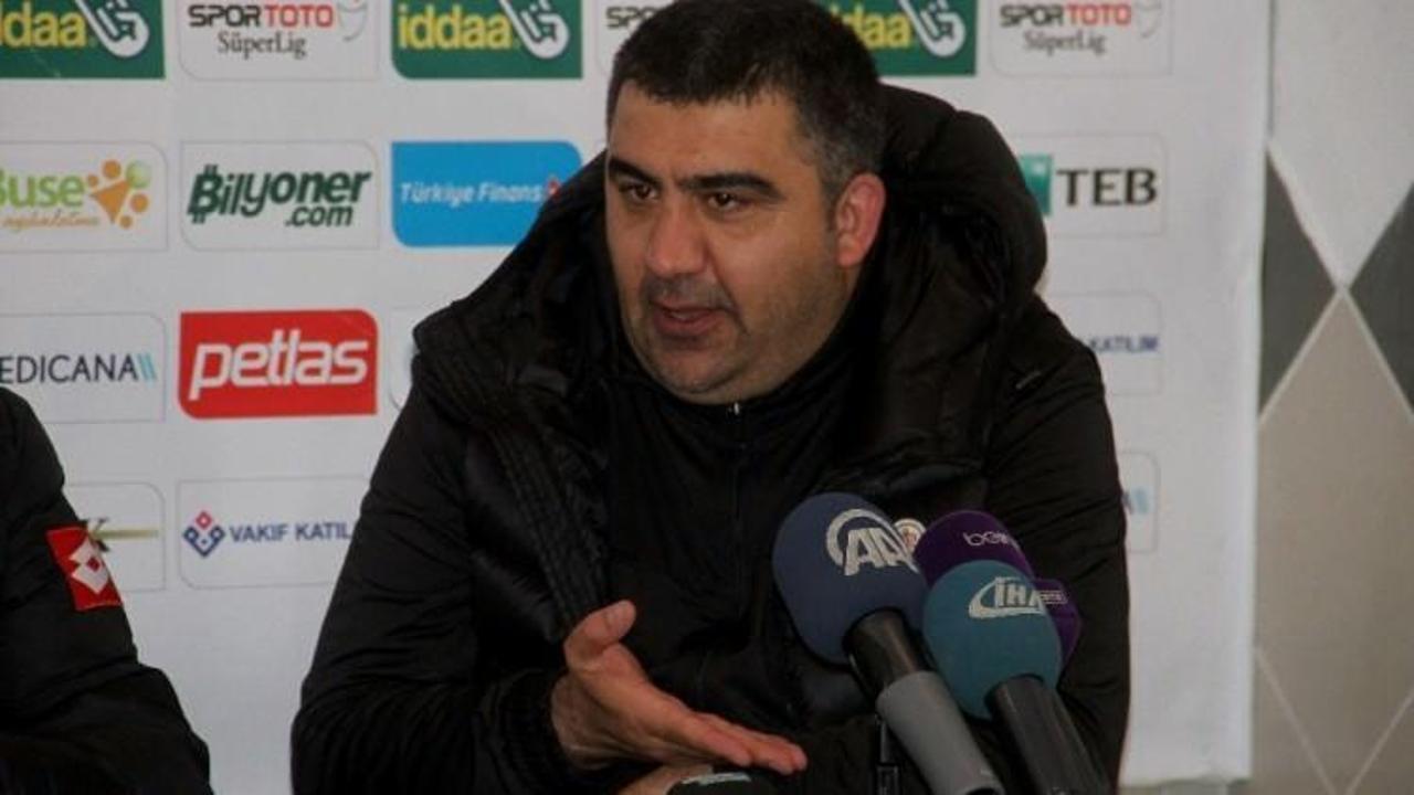 Ümit Özat imzayı atıyor