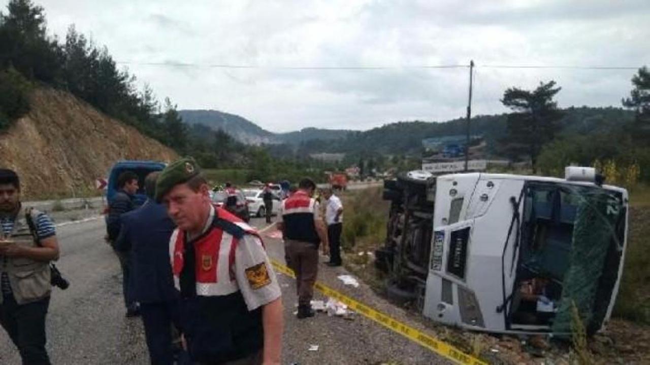Turist midib&uuml;s&uuml; devrildi, yaralılar var