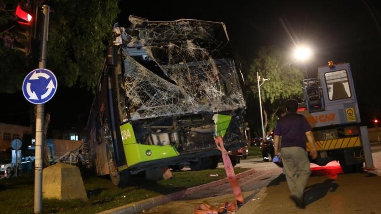 Belediye otobüsü yüksek gerilim hattı direğine çarptı: 1 yaralı