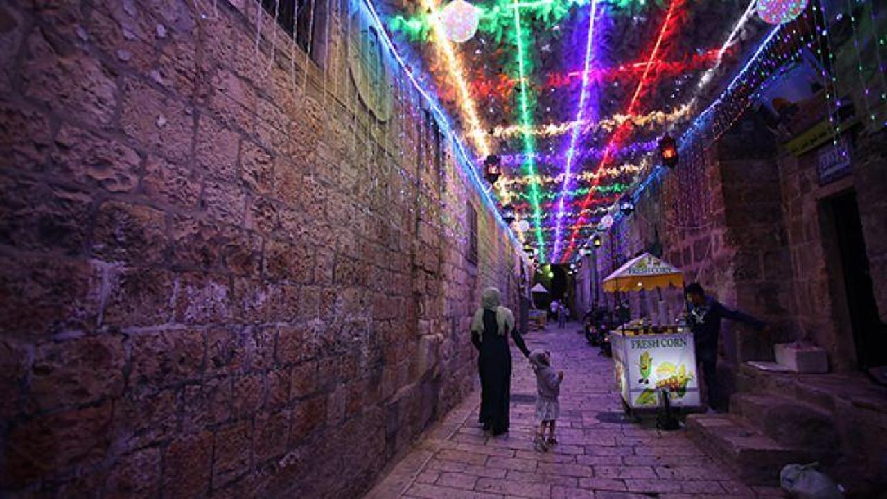 Kandiller Kudüs'ü aydınlattı