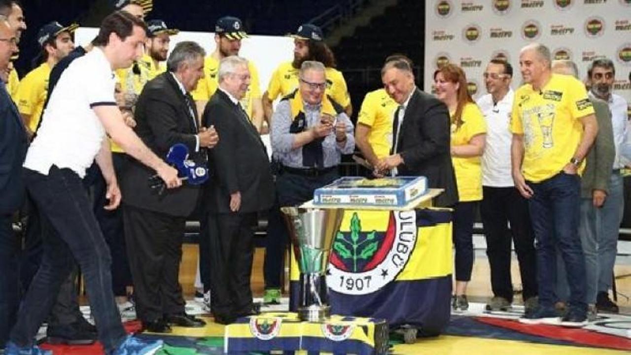 Fenerbahçe'nin şampiyonluk pastası kesildi