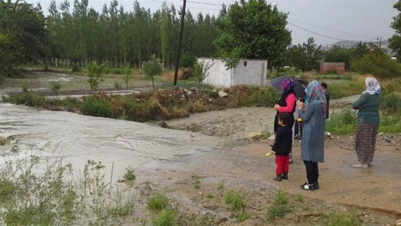 Manisa'da aşırı yağış sel getirdi