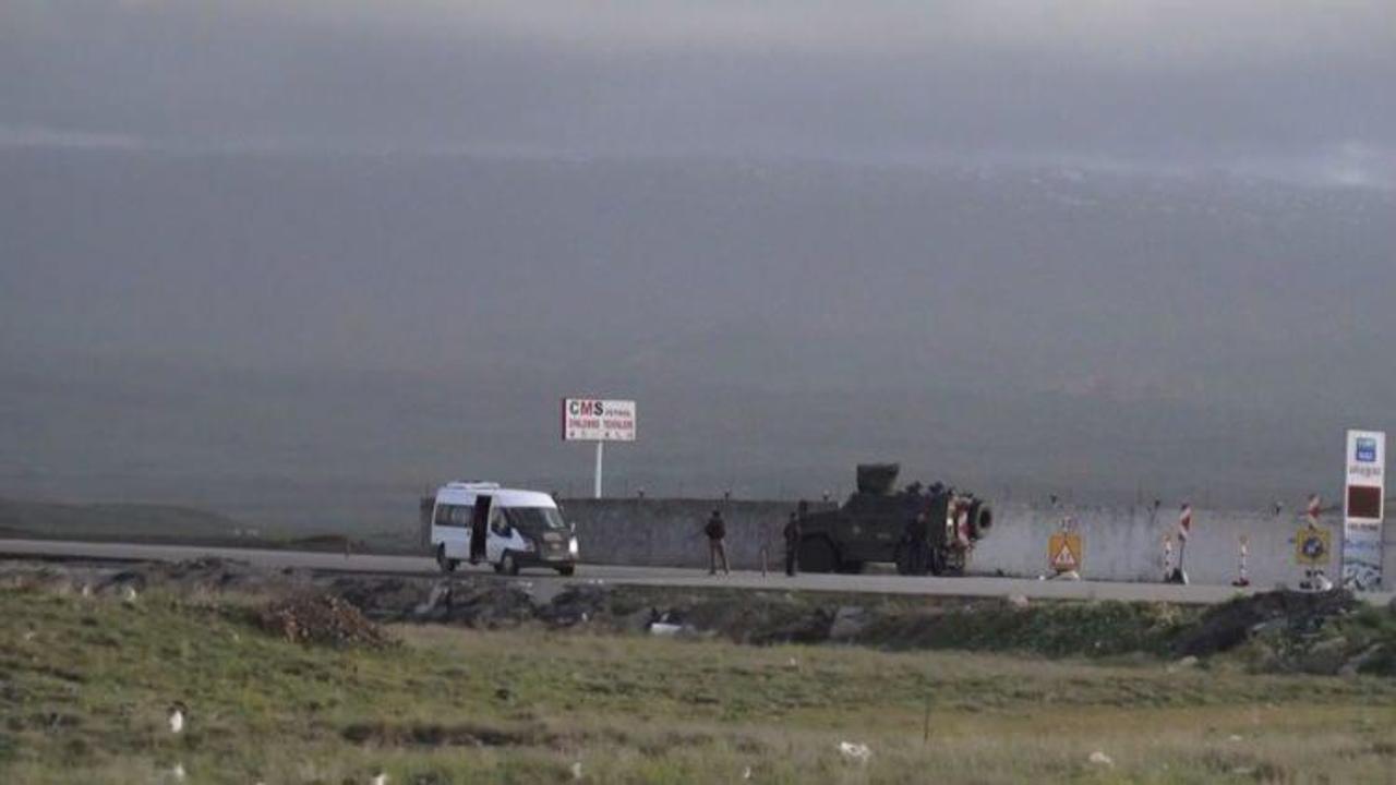 PKK'lılar yol kesip araç yaktı