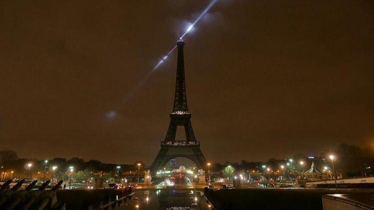 Paris'in simgesi karartıldı...