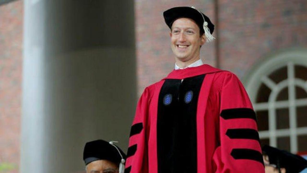 Zuckerberg diplomasını aldı