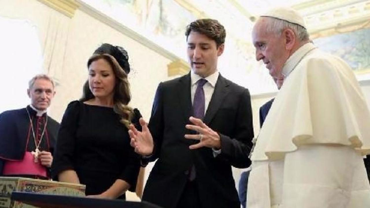 Papa'ya Kanada şoku! Özür dile