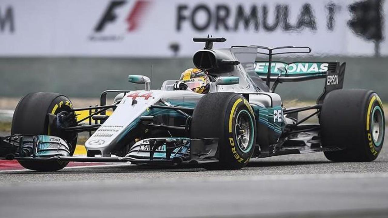 İtalya'da Lewis Hamilton ipi göğüsledi!