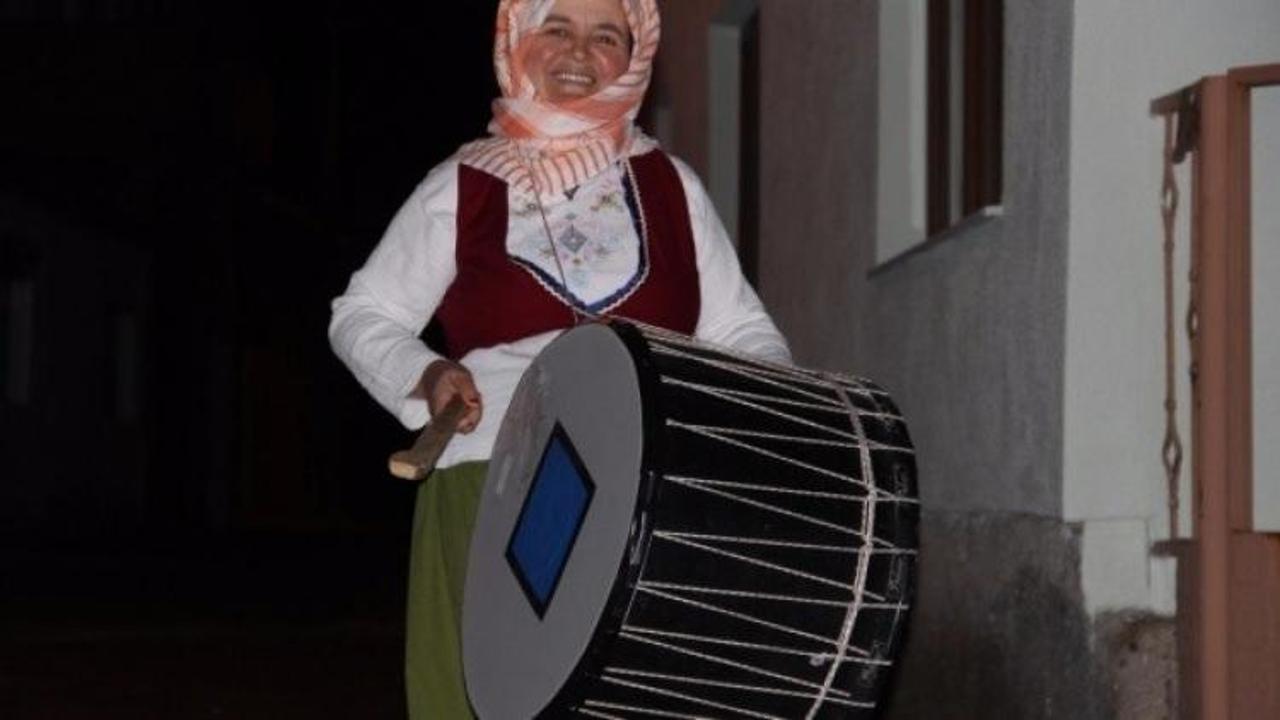 İlk sahurda kadınlar davul çaldı