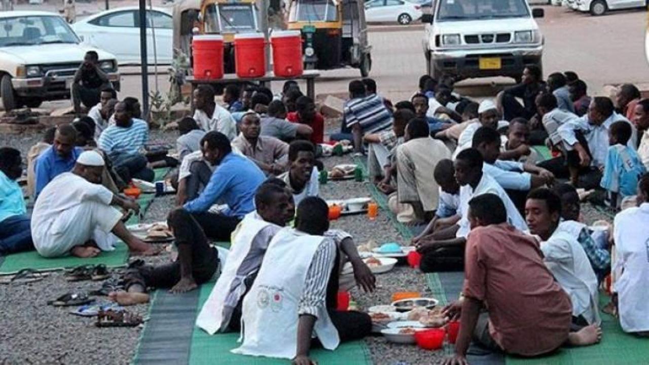 Sudan'da caddeler iftar sofralarıyla donatılıyor!