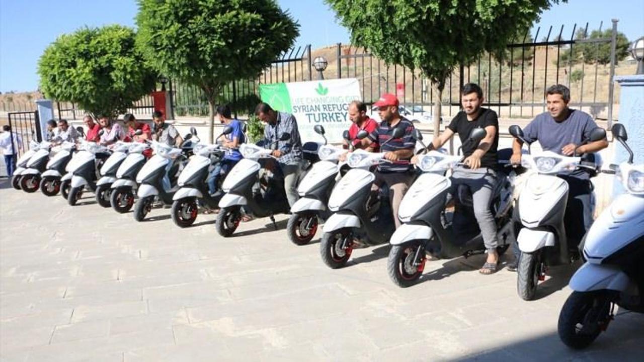 Suriyelilere elektrikli motosiklet dağıtıldı