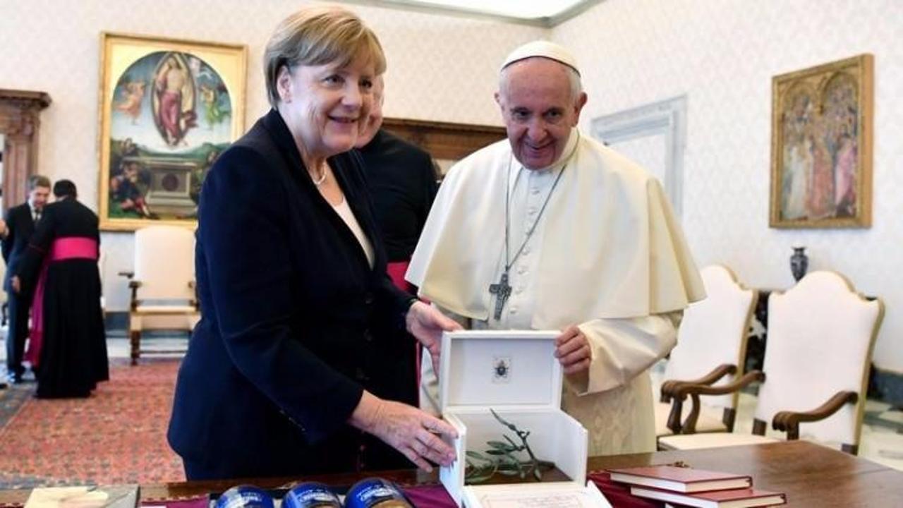 Görüşme sonrası Merkel'den flaş Papa açıklaması!