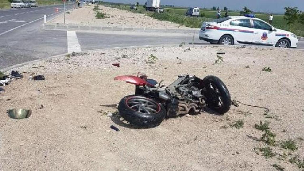 Motosiklet, traktöre çarptı; 1 ölü, 1 yaralı 