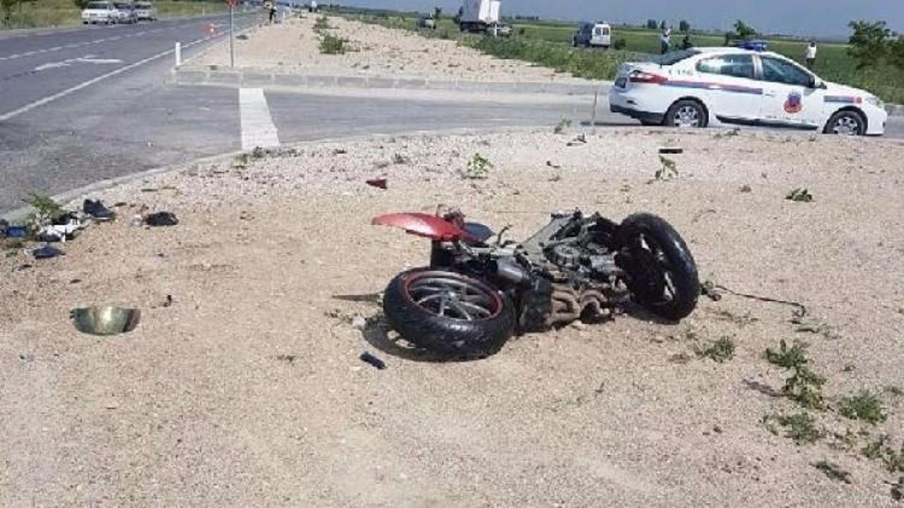 Motosiklet, traktöre çarptı; 1 ölü, 1 yaralı